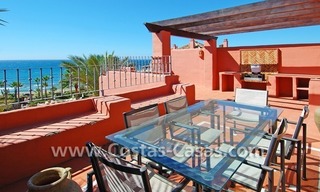 Luxe penthouse appartement te koop in een eerstelijnstrand complex, New Golden Mile, Marbella - Estepona 1