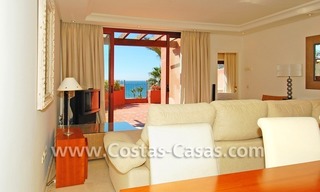 Luxe penthouse appartement te koop in een eerstelijnstrand complex, New Golden Mile, Marbella - Estepona 2