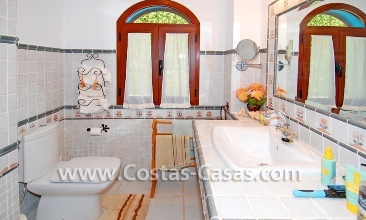 Rustieke bungalow villa te koop, New Golden Mile tussen Puerto Banus - Marbella, Benahavis en Estepona centrum. 25