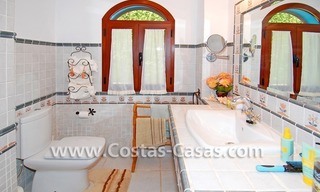 Rustieke bungalow villa te koop, New Golden Mile tussen Puerto Banus - Marbella, Benahavis en Estepona centrum. 25