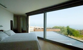 Moderne villa te koop, eerstelijnstrand in Marbella 6