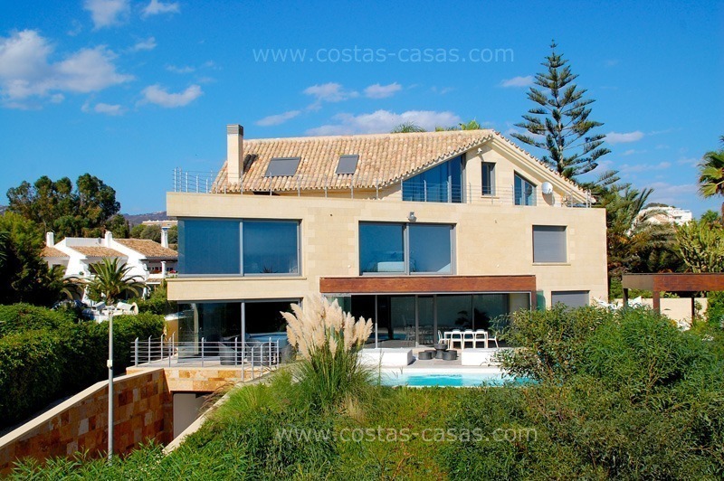 Moderne villa te koop, eerstelijnstrand in Marbella