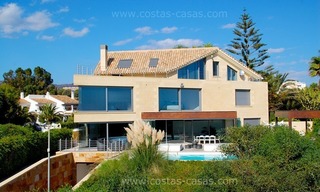 Moderne villa te koop, eerstelijnstrand in Marbella 0
