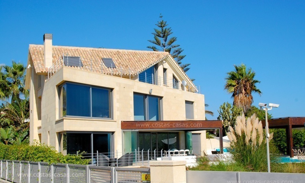 Moderne villa te koop, eerstelijnstrand in Marbella 2