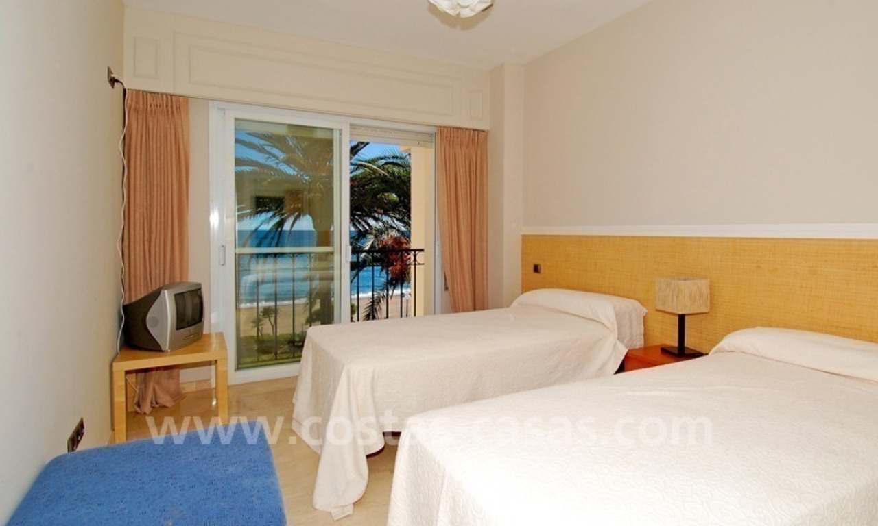 Eerstelijnstrand penthouse appartement te koop op de New Golden Mile tussen Marbella en Estepona 16