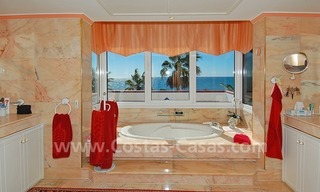 Eerstelijnstrand villa met 2 gastenverblijven te koop, direct aan zee, in oost Marbella 19