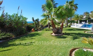 Eerstelijnstrand villa met 2 gastenverblijven te koop, direct aan zee, in oost Marbella 8