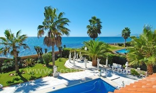 Eerstelijnstrand villa met 2 gastenverblijven te koop, direct aan zee, in oost Marbella 1