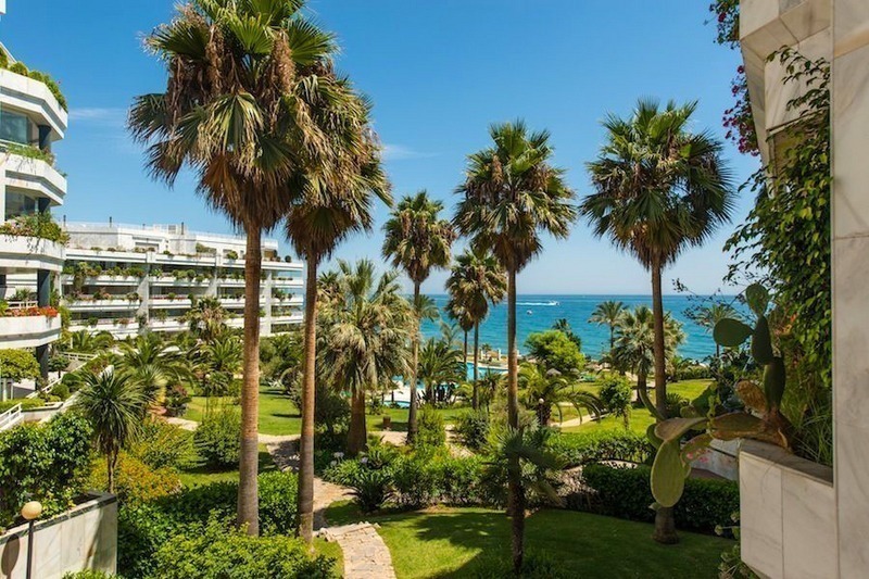 Appartement te koop aan het strand op de Gouden Mijl in Marbella