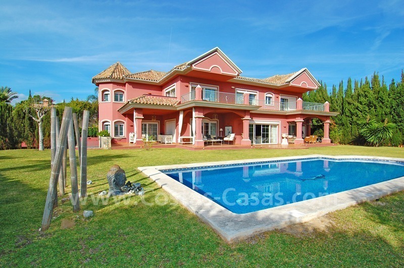 Luxe villa te koop in klassieke stijl in Nueva Andalucia te Marbella