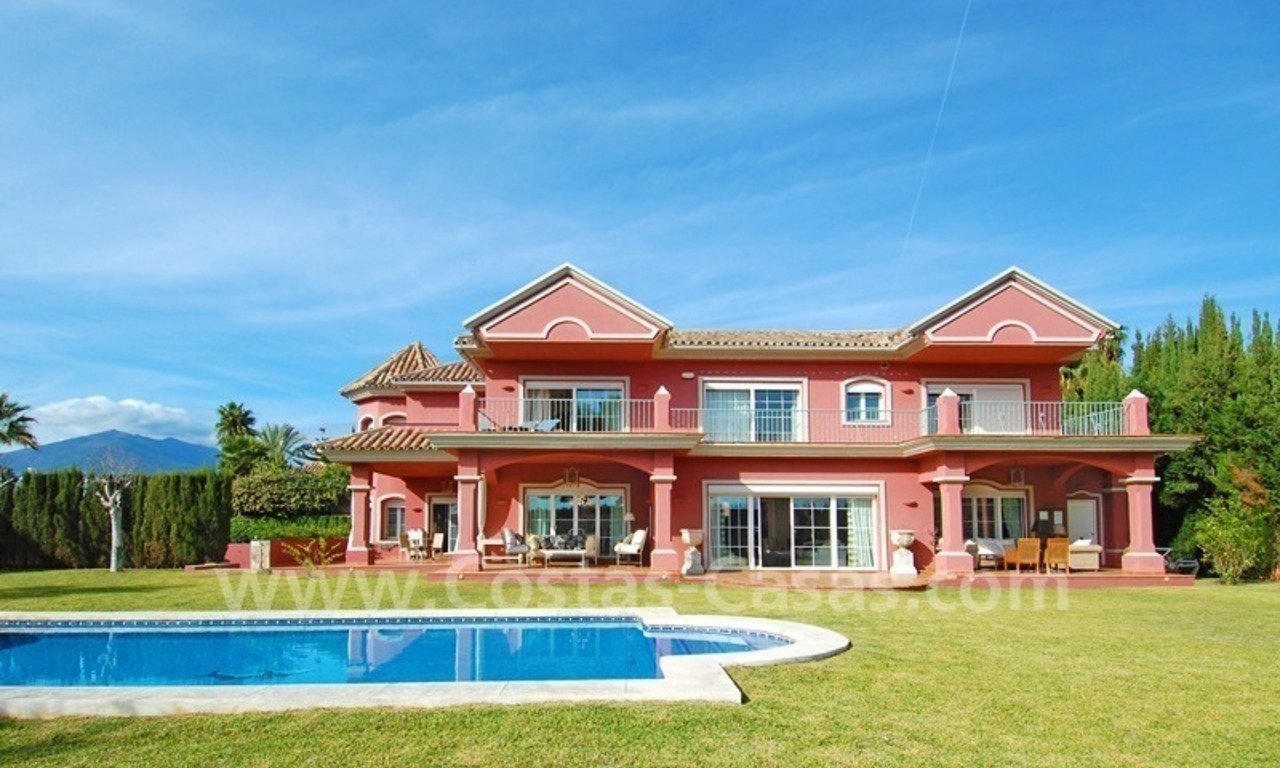 Luxe villa te koop in klassieke stijl in Nueva Andalucia te Marbella 1