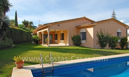 Investeringseigendom. Te renoveren Andalusische villa te koop in Nueva Andalucia te Marbella 