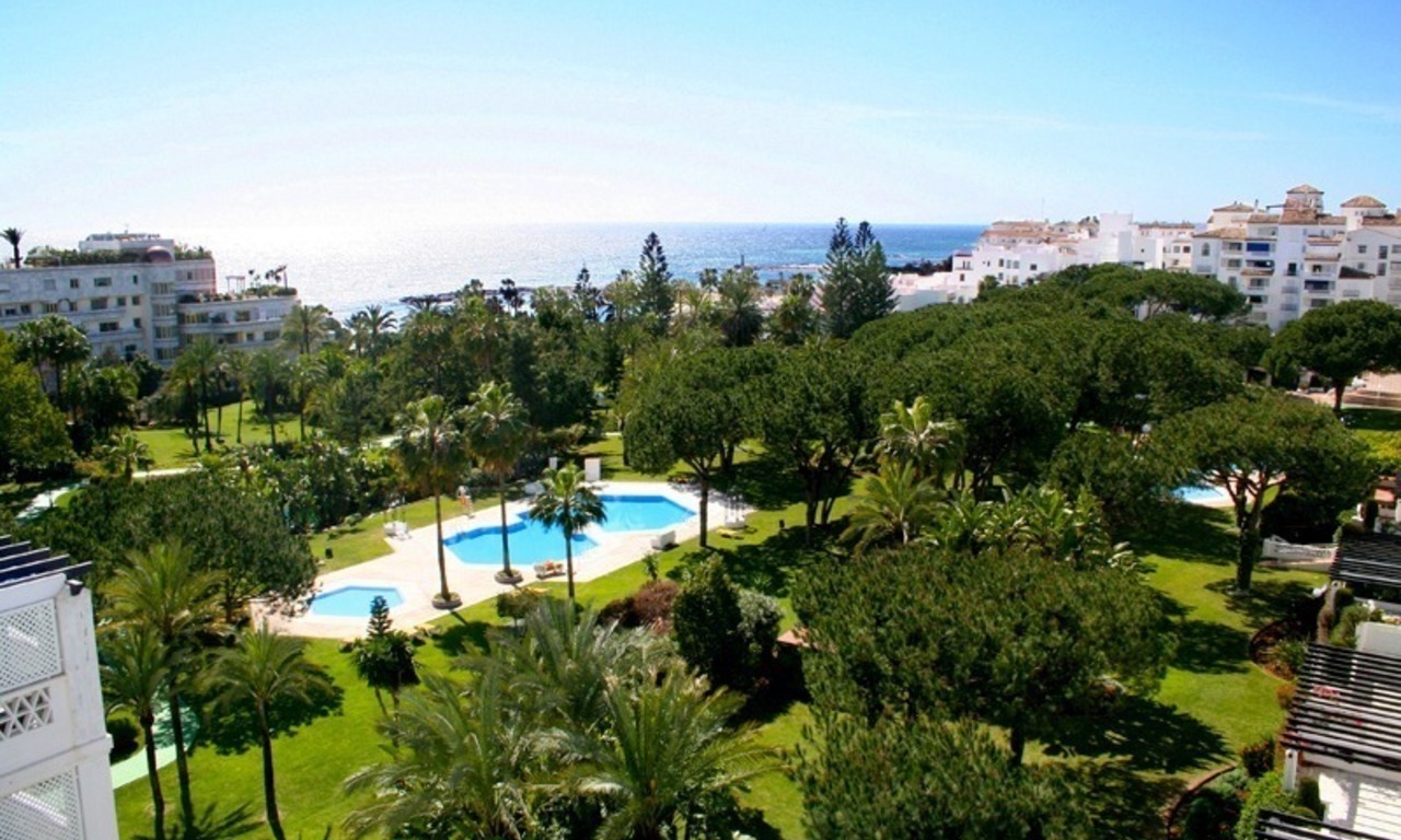 Uniek eerstelijnstrand luxe appartement te koop in Puerto Banus te Marbella 17