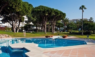 Uniek eerstelijnstrand luxe appartement te koop in Puerto Banus te Marbella 12