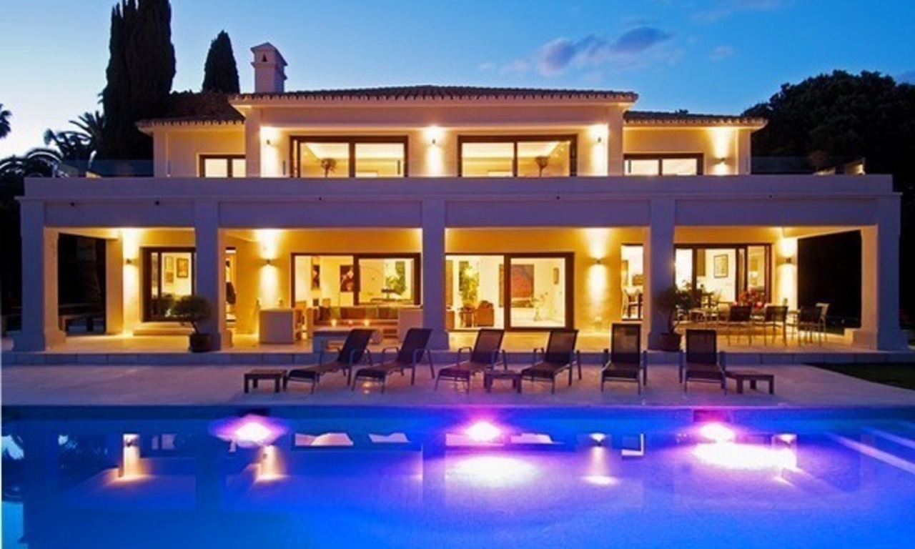 Exclusieve moderne villa te koop in Nueva Andalucia te Marbella 0