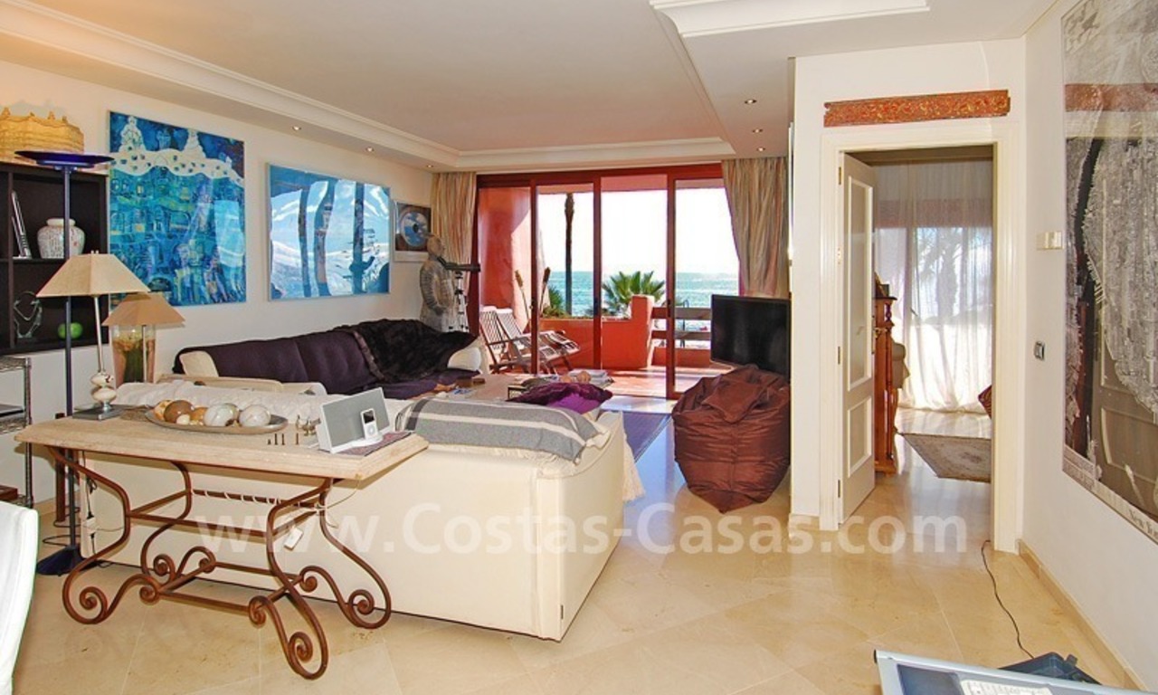 Luxe eerstelijnstrand appartement te koop, strandcomplex, New Golden Mile, Marbella - Estepona 10