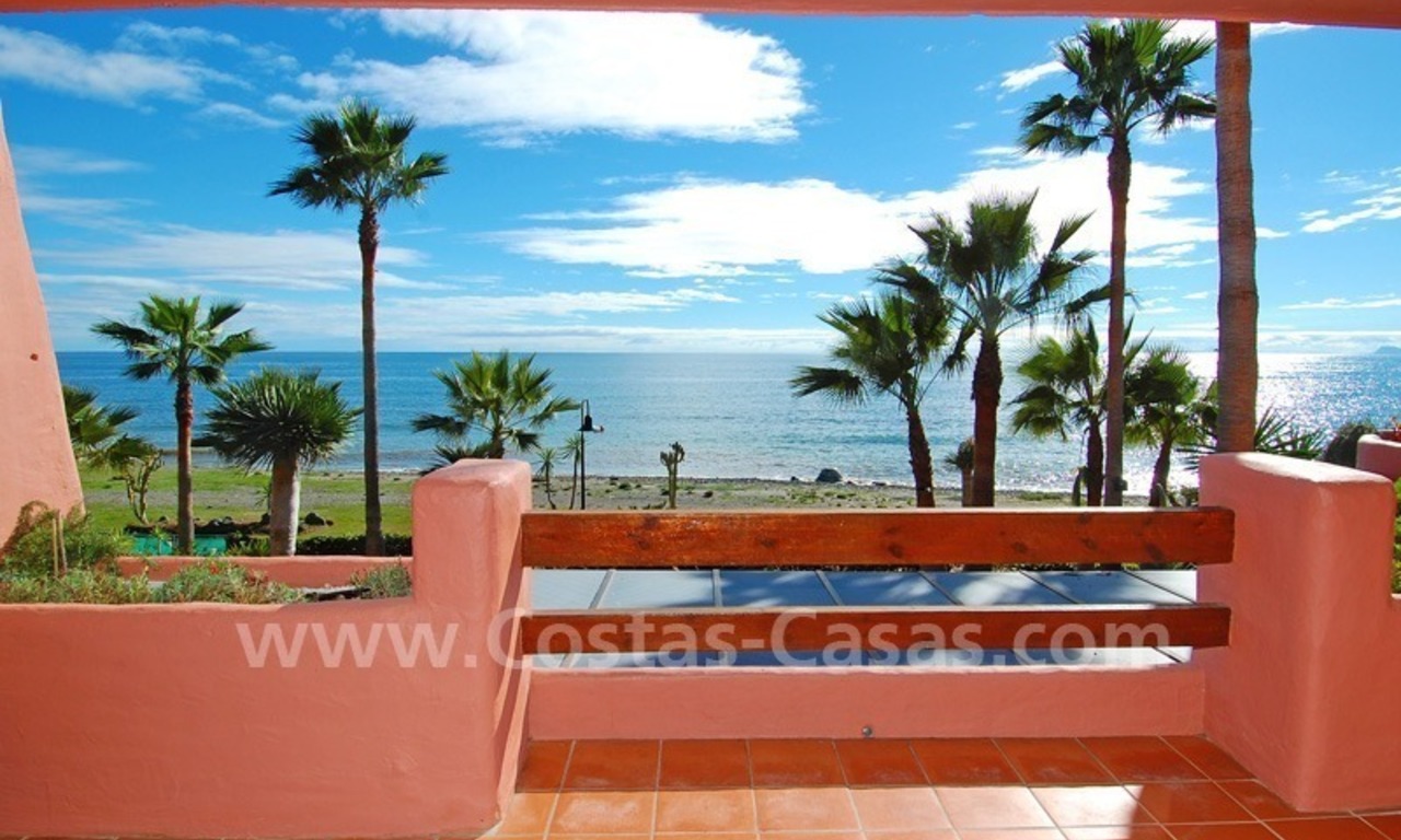 Luxe eerstelijnstrand appartement te koop, strandcomplex, New Golden Mile, Marbella - Estepona 0
