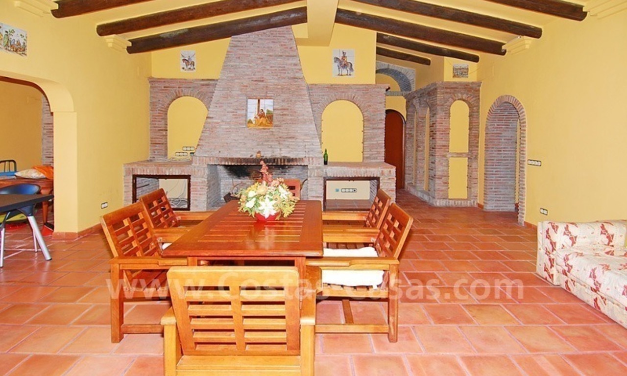Te renoveren “Cortijo” stijl (hoevestijl) villa te koop aan de strandzijde tussen Puerto Banus en San Pedro in Marbella 5