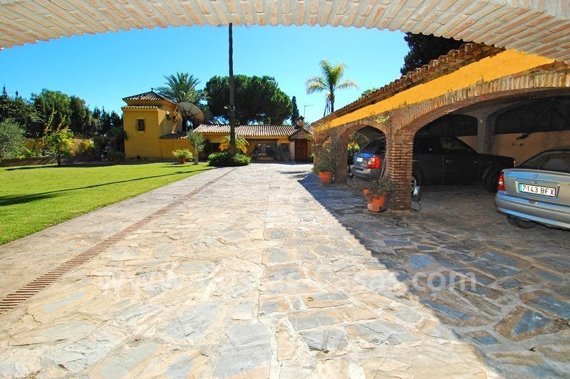 Te renoveren “Cortijo” stijl (hoevestijl) villa te koop aan de strandzijde tussen Puerto Banus en San Pedro in Marbella