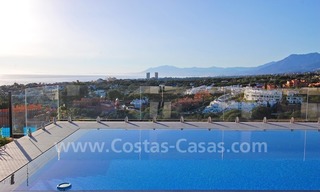 Moderne kwaliteitsvilla te koop in Marbella, aan de golfbaan met panoramisch zeezicht 1