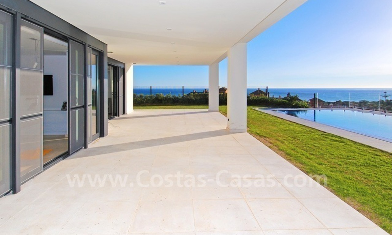 Moderne kwaliteitsvilla te koop in Marbella, aan de golfbaan met panoramisch zeezicht 2