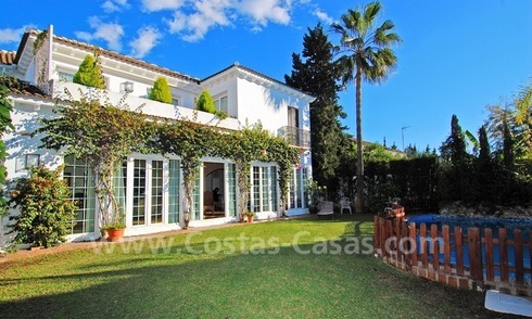 Beachside luxe villa te koop vlakbij het strand aan de Golden Mile nabij Marbella centrum 