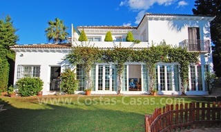 Beachside luxe villa te koop vlakbij het strand aan de Golden Mile nabij Marbella centrum 1