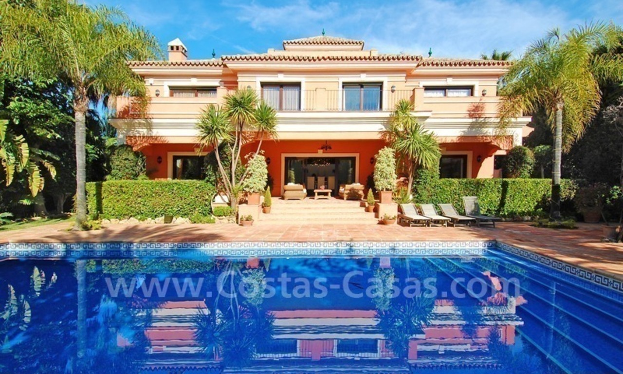 Luxe villa te koop aan de Golden Mile in Marbella 0