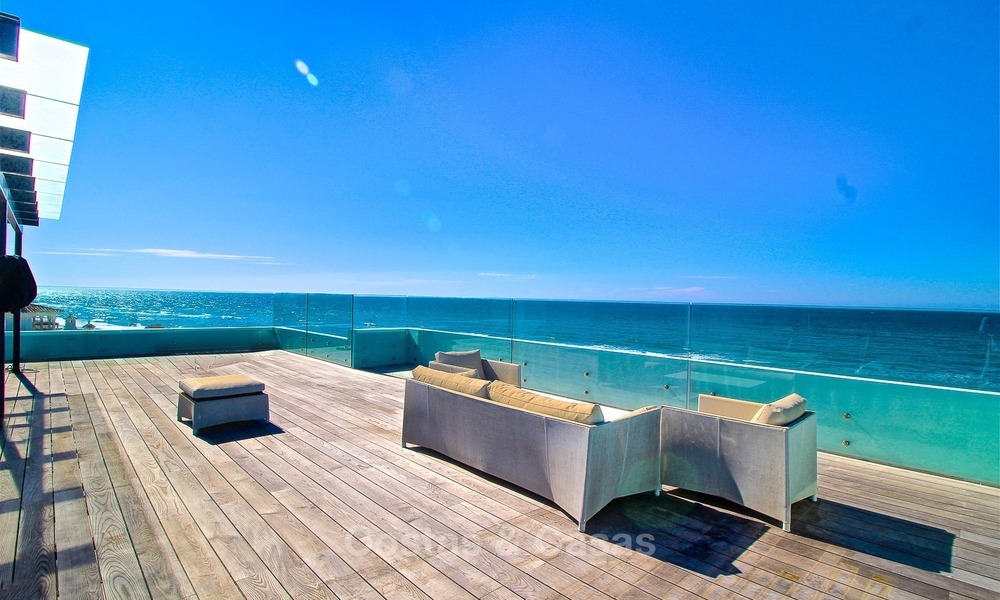 Moderne eerstelijn strand villa te koop in Marbella met schitterend zeezicht 1158