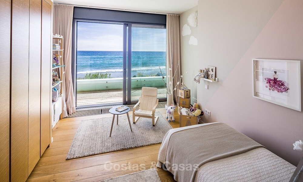 Moderne eerstelijn strand villa te koop in Marbella met schitterend zeezicht 1170
