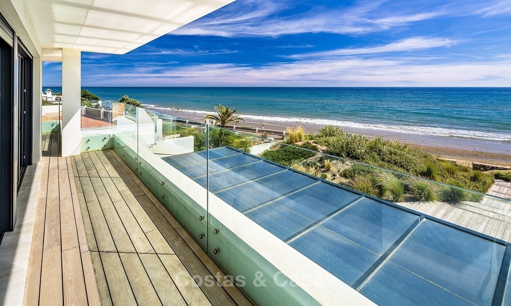 Moderne eerstelijn strand villa te koop in Marbella met schitterend zeezicht 1172