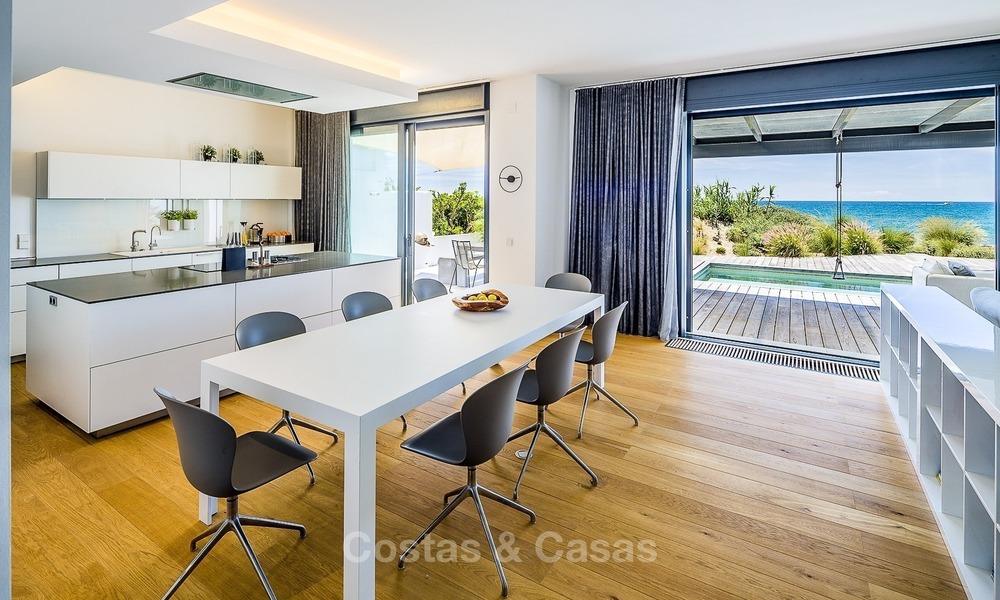 Moderne eerstelijns strand villa te koop in Marbella met schitterend zeezicht 1189