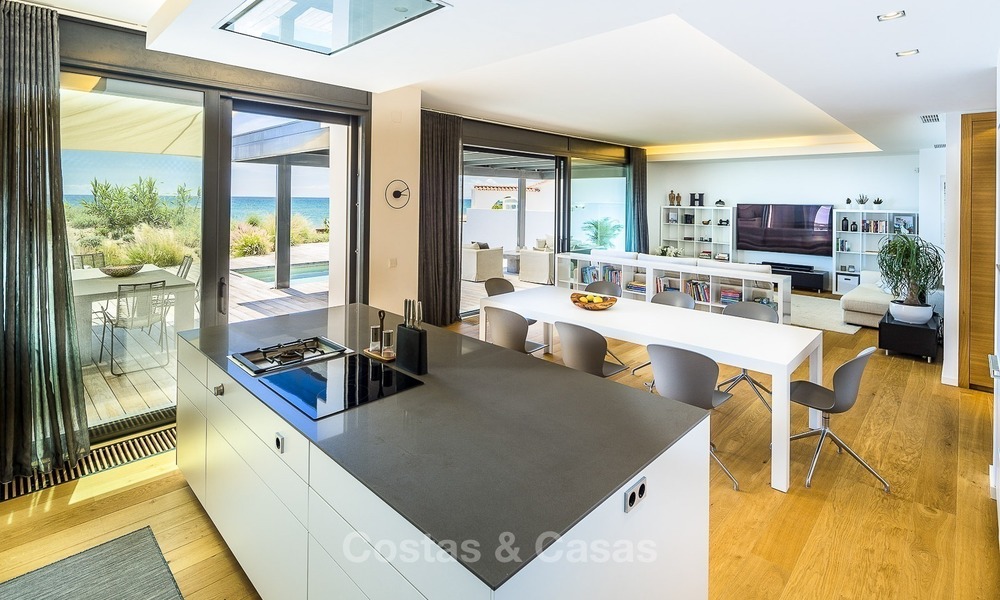 Moderne eerstelijns strand villa te koop in Marbella met schitterend zeezicht 1196