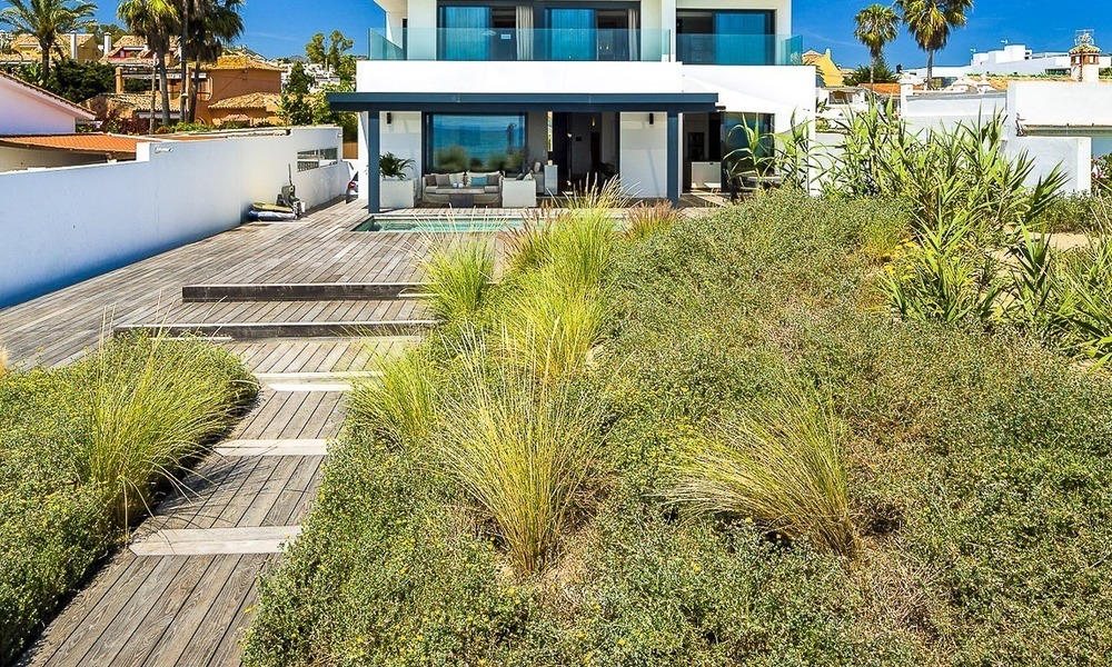 Moderne eerstelijn strand villa te koop in Marbella met schitterend zeezicht 1204