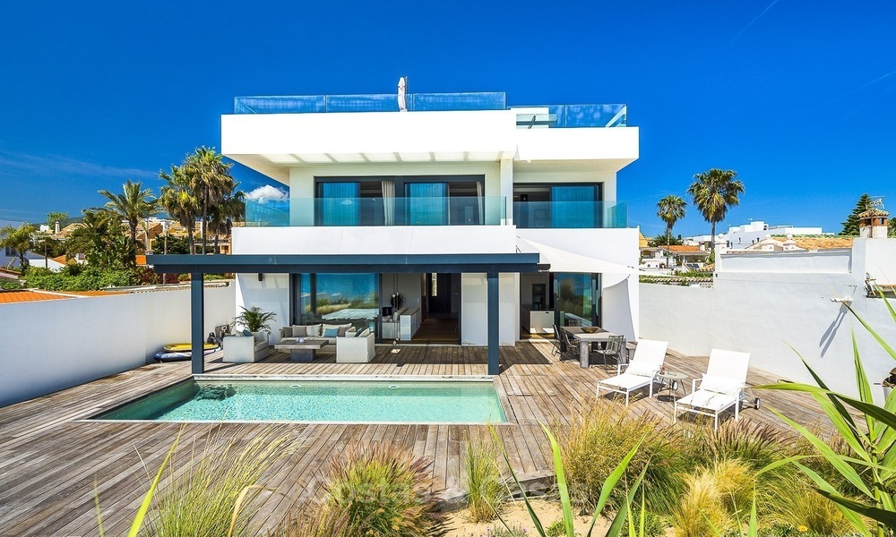 Moderne eerstelijn strand villa te koop in Marbella met schitterend zeezicht 1205