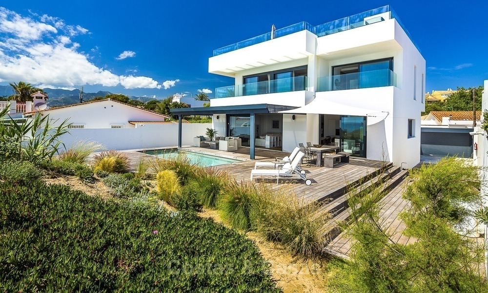 Moderne eerstelijn strand villa te koop in Marbella met schitterend zeezicht 1206