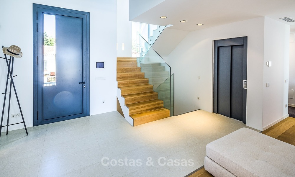 Moderne eerstelijns strand villa te koop in Marbella met schitterend zeezicht 1210