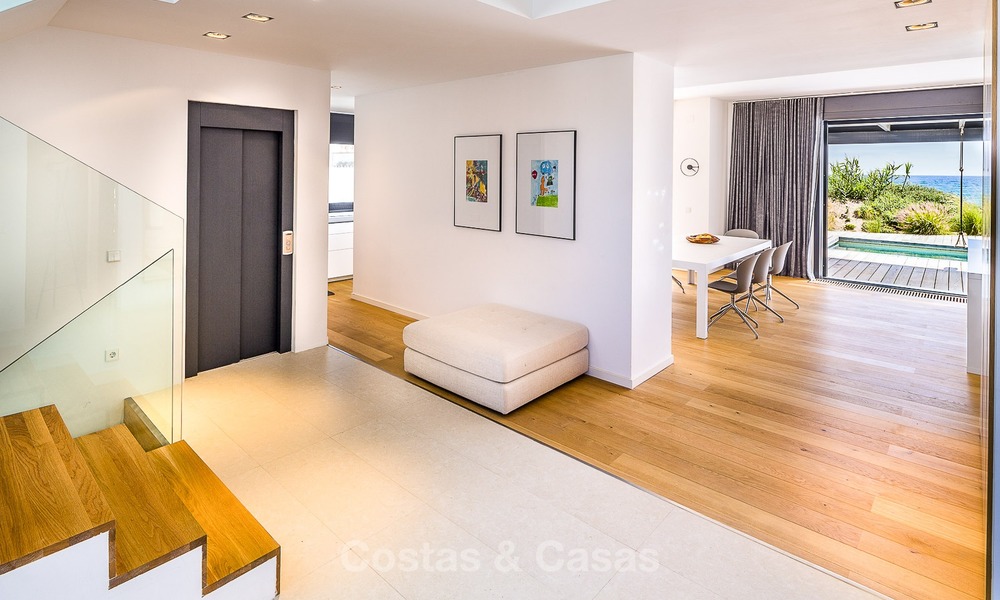 Moderne eerstelijns strand villa te koop in Marbella met schitterend zeezicht 1212