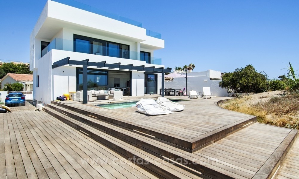 Moderne eerstelijn strand villa te koop in Marbella met schitterend zeezicht 1222