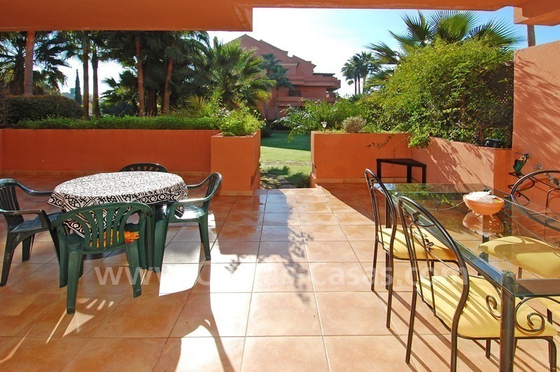 Beachside luxe appartement te koop in Nueva Andalucia nabij Puerto Banus in Marbella
