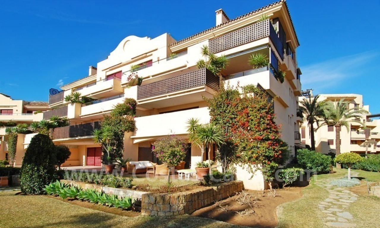 Eerstelijn strand luxe appartement te koop op de New Golden Mile tussen Puerto Banus - Marbella en Estepona centrum 0