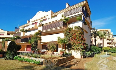 Eerstelijn strand luxe appartement te koop op de New Golden Mile tussen Puerto Banus - Marbella en Estepona centrum 