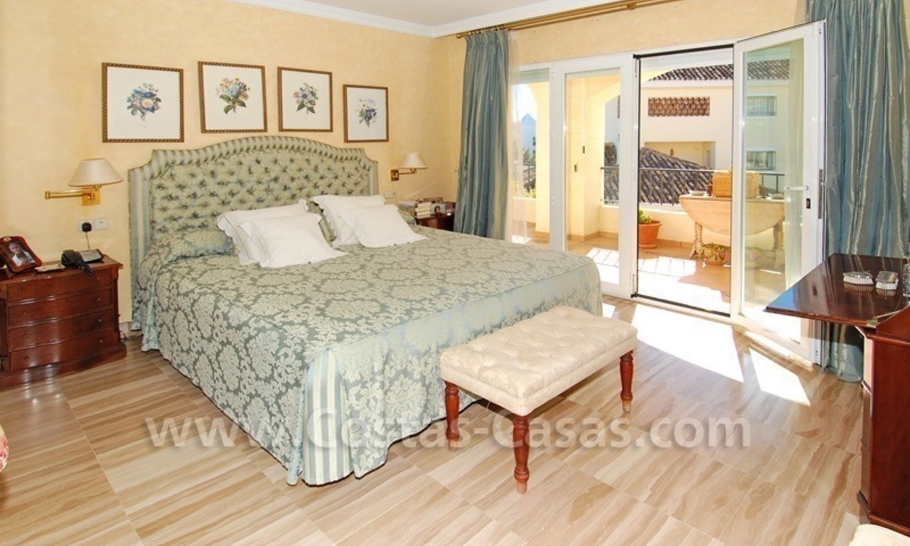 Beachside luxe hoek appartement te koop in Marbella 11
