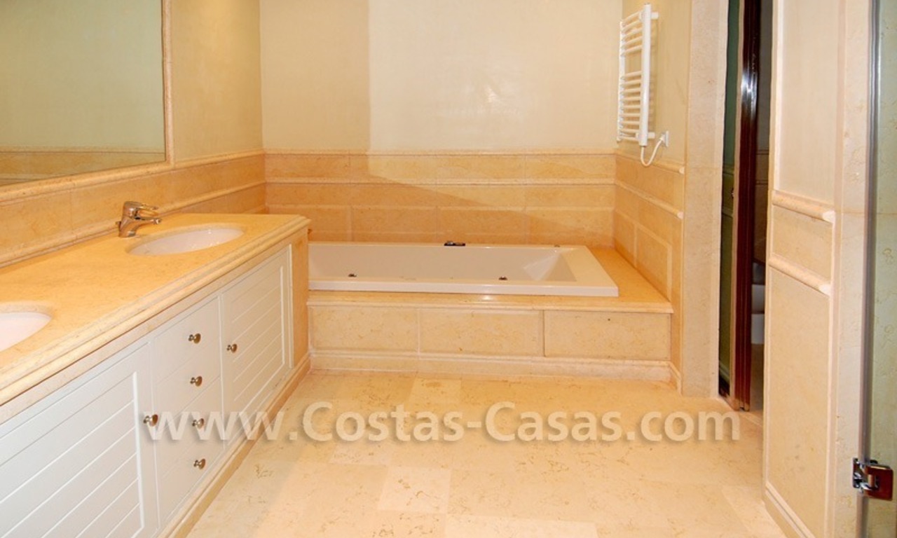 Luxe appartement te koop in een eerstelijnstrand complex op de New Golden Mile tussen Marbella en Estepona 10