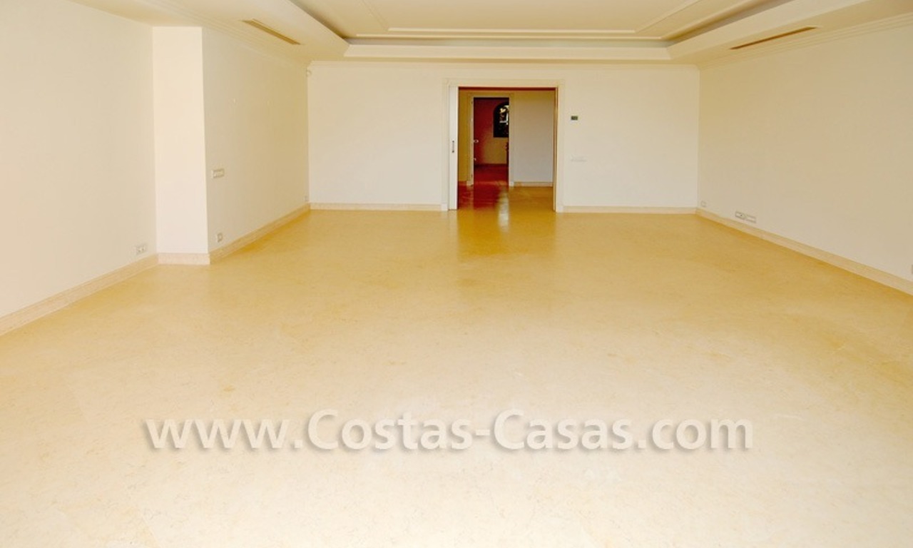 Luxe appartement te koop in een eerstelijnstrand complex op de New Golden Mile tussen Marbella en Estepona 4