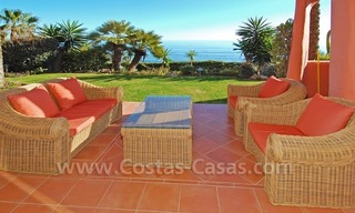 Luxe eerstelijn strand hoek appartement te koop, New Golden Mile, Marbella - Estepona 0