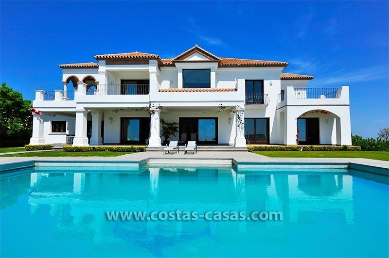 Modern-Andalusiche villa te koop op Golfresort tussen Marbella en Estepona, New Golden Mile, Costa del Sol