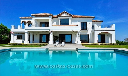 Modern-Andalusiche villa te koop op Golfresort tussen Marbella en Estepona, New Golden Mile, Costa del Sol 