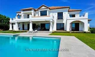 Modern-Andalusiche villa te koop op Golfresort tussen Marbella en Estepona, New Golden Mile, Costa del Sol 1