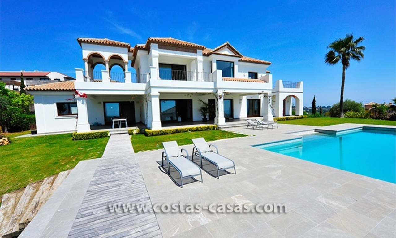 Modern-Andalusiche villa te koop op Golfresort tussen Marbella en Estepona, New Golden Mile, Costa del Sol 2